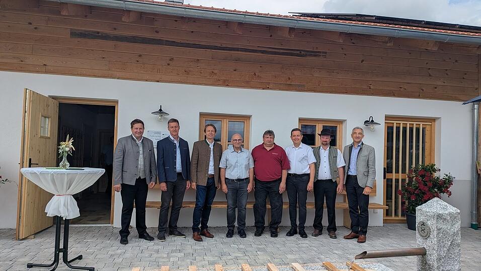 B&uuml;rgermeister Andreas Eckl, Dr. Christian Thurmaier, Sebastian Mo&szlig;andl, Johann Edenhofer (alle drei ALE), Thomas Vogl, Pfarrvikar Anton Kopp, Florian Hackl und Landrat Ronny Raith (v.l.)