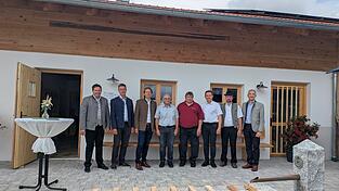 Bürgermeister Andreas Eckl, Dr. Christian Thurmaier, Sebastian Moßandl, Johann Edenhofer (alle drei ALE), Thomas Vogl, Pfarrvikar Anton Kopp, Florian Hackl und Landrat Ronny Raith (v.l.) Bürgermeister Andreas Eckl, Dr. Christian Thurmaier, Sebastian Moßandl, Johann Edenhofer (alle drei ALE), Thomas Vogl, Pfarrvikar Anton Kopp, Florian Hackl und Landrat Ronny Raith (v.l.)