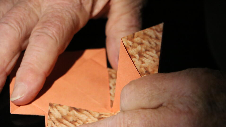 Binnen Minuten faltet Künstler Ernst A. Lüttringhaus aus einem Blatt Papier einen kleinen Hund. Binnen Minuten faltet Künstler Ernst A. Lüttringhaus aus einem Blatt Papier einen kleinen Hund.