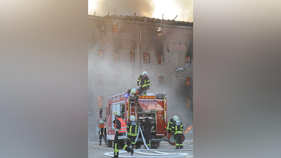 Großbrand einer ehemaliegen Ziegelei in Straubing. (Foto: Ulli Scharrer) Großbrand einer ehemaliegen Ziegelei in Straubing. (Foto: Ulli Scharrer)