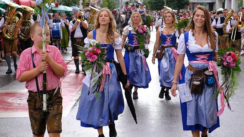Zahlreiche Musik- und Trachtengruppen zogen nach dreij&auml;hriger Pause am Freitagabend zum Festplatz Am Hagen.
