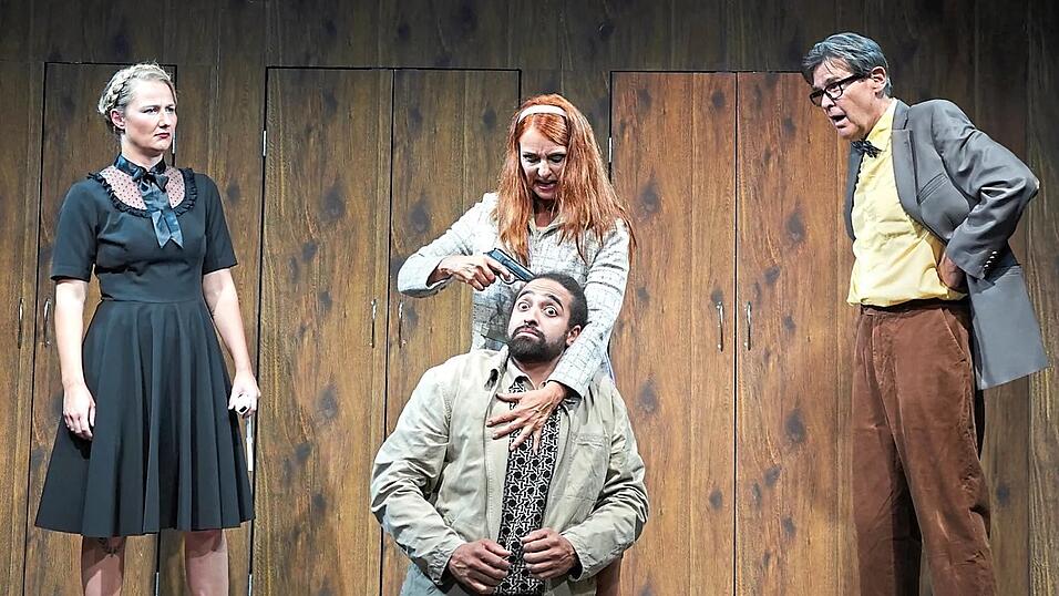 Die Kom&ouml;die Jeeps spielt im Jobcenter nach einer Erbschaftsreform, die das Erbe umverteilen soll. Die reiche Erbin Silke (links) versucht, zusammen mit der arbeitslosen Maude, das Verm&ouml;gen ihres verstorbenen Vaters zur&uuml;ckzubekommen.