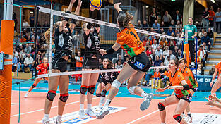Die NawaRo Volleyballerinnen um Außenangreiferin Amber de Tant (Nr. 1) verlieren Tiebreak gegen Bayern 04 Leverkusen.