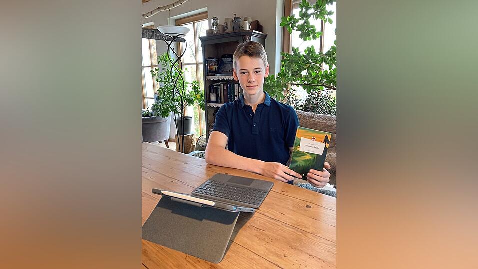 Benedict Jacob sitzt zu Hause in Haselbach am Esstisch. Er freut sich über sein erstes Buch „Verlassene Pfade“. Er hat es komplett selbst geschrieben und auch das Layout dazu erstellt. Benedict Jacob sitzt zu Hause in Haselbach am Esstisch. Er freut sich über sein erstes Buch „Verlassene Pfade“. Er hat es komplett selbst geschrieben und auch das Layout dazu erstellt.