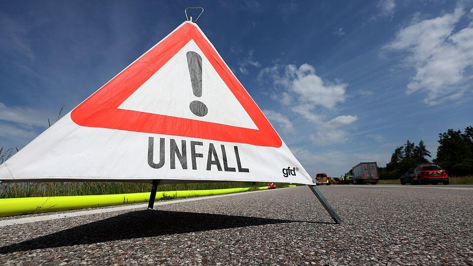 Nach dem Unfall wurde die A3 in Richtung Frankfurt zunächst komplett gesperrt. (Symbolbild) Nach dem Unfall wurde die A3 in Richtung Frankfurt zunächst komplett gesperrt. (Symbolbild)
