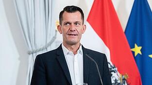Wolfgang Mückstein (Grüne), Gesundheitsminister von Österreich, spricht bei einer Pressekonferenz zu den Corona-Maßnahmen.