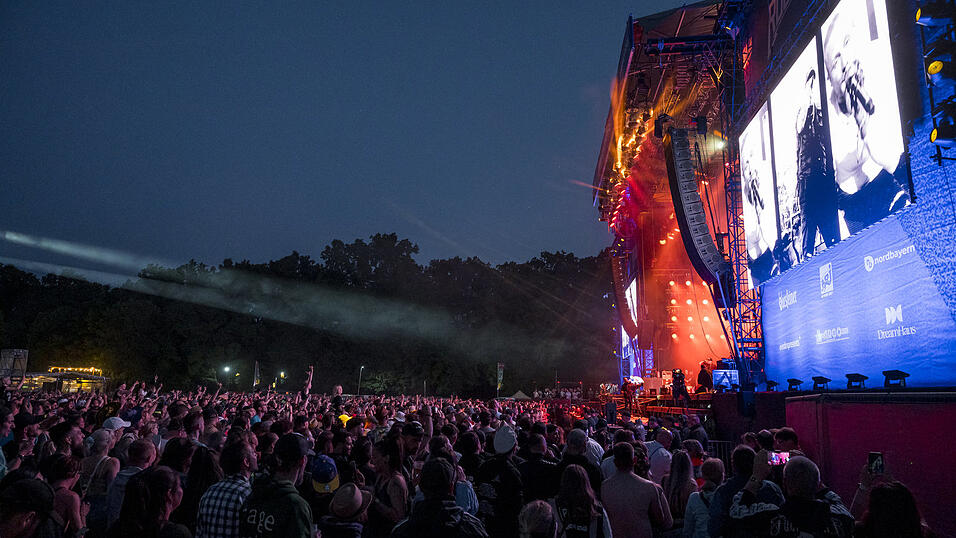 Blick über Besucher und Besucherinnen während des Auftritts des Rappers Kontra K auf die Mandora Stage. Blick über Besucher und Besucherinnen während des Auftritts des Rappers Kontra K auf die Mandora Stage.