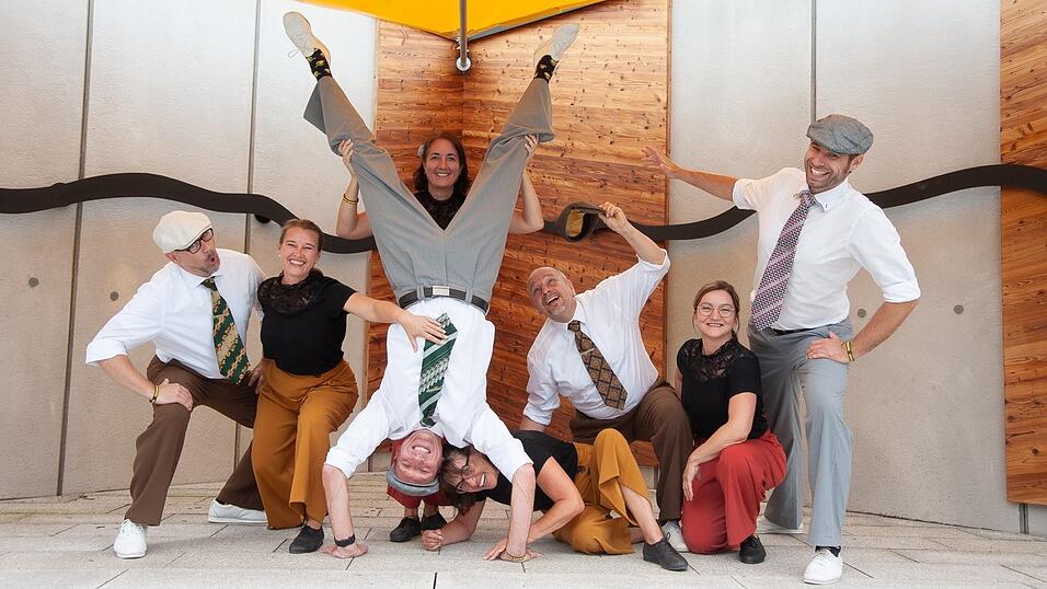 Michaela Schütz (Mitte, hier zusammen mit ihrer Auftrittsgruppe) hat die Deutsche Meisterschaft Boogie Woogie organisiert, die am Samstag in Rain stattfindet. Michaela Schütz (Mitte, hier zusammen mit ihrer Auftrittsgruppe) hat die Deutsche Meisterschaft Boogie Woogie organisiert, die am Samstag in Rain stattfindet.