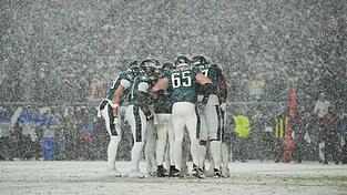 Im dichten Schneetreiben setzten sich die Eagles gegen die Los Angeles Rams durch.