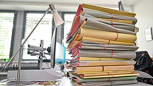 Typisches Bürokratiemonster: In vielen Behörden stapeln sich die Papierakten. In Deutschland gelten 4.700 Gesetze und Rechtsverordnungen mit insgesamt 97.000 Einzelvorschriften.