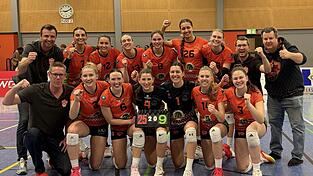 NawaRo Straubing zeigte eine souver&auml;ne Leistung in Waldgirmes und feierte einen klaren 3:0-Sieg. Besonders im ersten und dritten Satz war die Dominanz der G&auml;ubodenst&auml;dterinnen deutlich zu sp&uuml;ren.