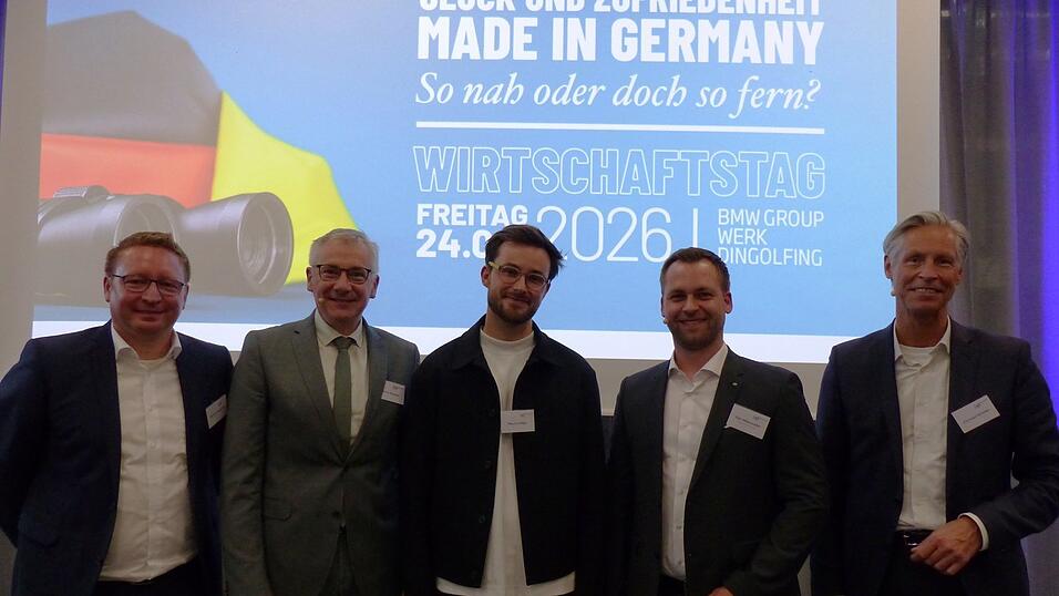 Zweiter WJ-Vorsitzender Matthias Bergander, Landrat Werner Bumeder, Referent Maurice H&ouml;fgen, Erster WJ-Vorsitzender Felix W&auml;lischmiller und BMW-Werkleiter Christoph Schr&ouml;der (von links).