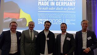 Zweiter WJ-Vorsitzender Matthias Bergander, Landrat Werner Bumeder, Referent Maurice H&ouml;fgen, Erster WJ-Vorsitzender Felix W&auml;lischmiller und BMW-Werkleiter Christoph Schr&ouml;der (von links).