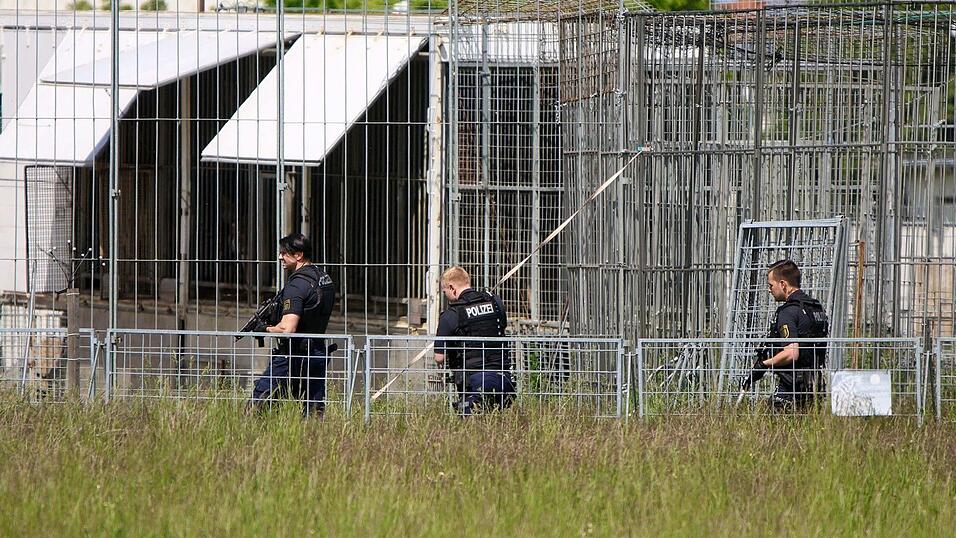 Polizisten sichern das Gelände nach dem Ausbruch eines Tigers aus einer privaten Haltung. Polizisten sichern das Gelände nach dem Ausbruch eines Tigers aus einer privaten Haltung.