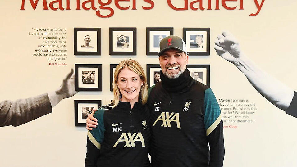Champions unter sich: Mona Nemmer aus dem Bayerwald und J&uuml;rgen Klopp aus dem Schwarzwald - hier vor der Trainer-Galerie des FC Liverpool - haben den Traditionsklub an der Merseyside auf Weltklasse-Niveau gehoben - sportlich ebenso wie in Ern&auml;hrungsfragen.