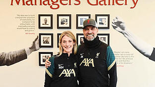 Champions unter sich: Mona Nemmer aus dem Bayerwald und J&uuml;rgen Klopp aus dem Schwarzwald - hier vor der Trainer-Galerie des FC Liverpool - haben den Traditionsklub an der Merseyside auf Weltklasse-Niveau gehoben - sportlich ebenso wie in Ern&auml;hrungsfragen.