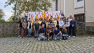 Die Sänger und Musiker mit Chorleiterin Julia Vogl (vorne links) und Co-Leiterin Resi Stöger (vorne rechts) Die Sänger und Musiker mit Chorleiterin Julia Vogl (vorne links) und Co-Leiterin Resi Stöger (vorne rechts)