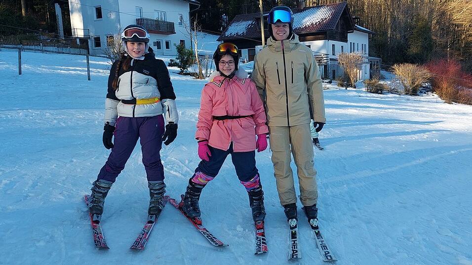 Die Sch&uuml;lerinnen von Papst Benedikt, Josefine und Sarah, w&auml;ren am liebsten mit Skilehrer Lukas Schiederer (v. l.) auf der Piste geblieben.