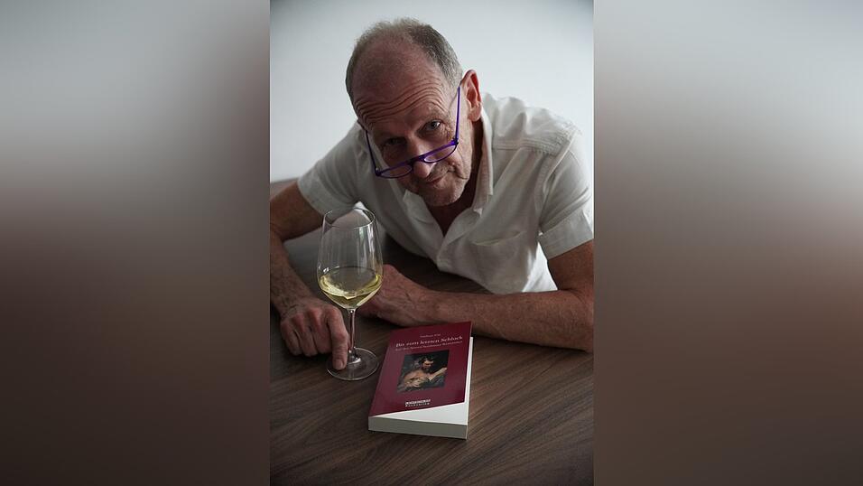 Andreas Ehl mit seinem neuen Werk und einem trockenen Weißwein. Den trinkt er am liebsten. Andreas Ehl mit seinem neuen Werk und einem trockenen Weißwein. Den trinkt er am liebsten.