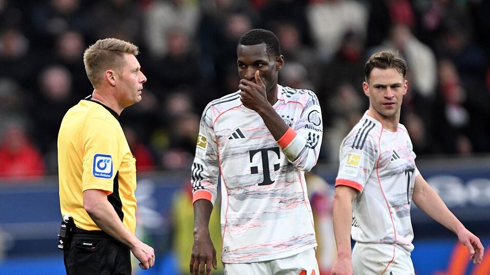 Turbulentes Spiel in Leverkusen: Bayern-St&uuml;rmer Nicolas Jackson (M) sah die Rote Karte.