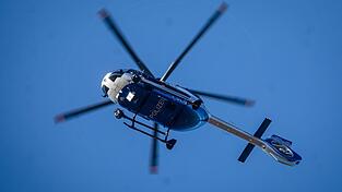Sogar ein Polizeihubschrauber stieg am Mittwochabend hoch, um den Kollegen Unterstützung aus der Luft bieten zu können. Sogar ein Polizeihubschrauber stieg am Mittwochabend hoch, um den Kollegen Unterstützung aus der Luft bieten zu können.