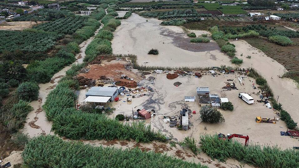 Das Hochwasser &uuml;berschwemmt ein Gesch&auml;ft nahe Heraklion auf Kreta.
