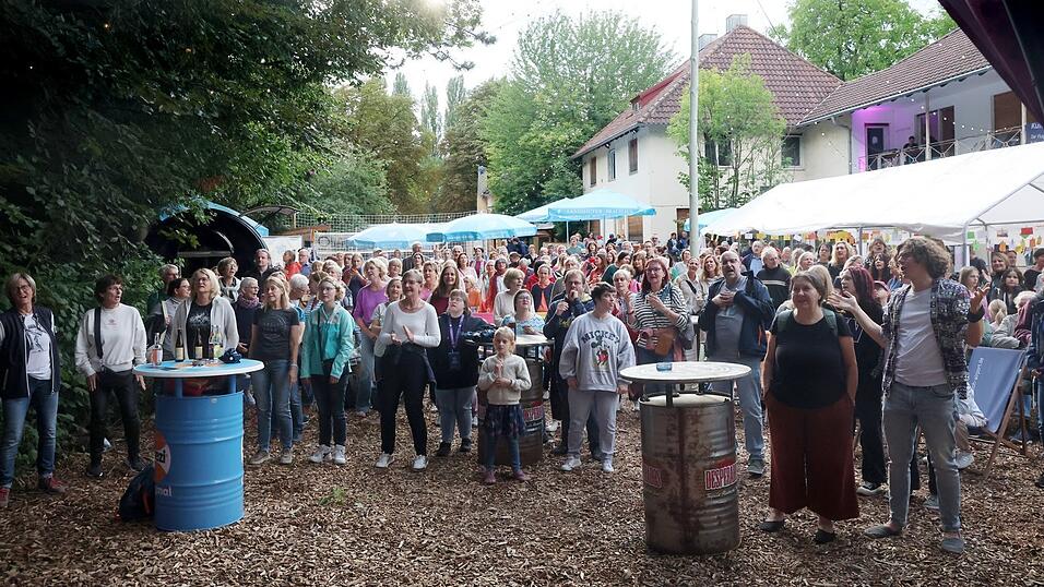 Mehrere Hundert kamen&nbsp;zum gemeinsamen Singen in den Sandora-Garten.