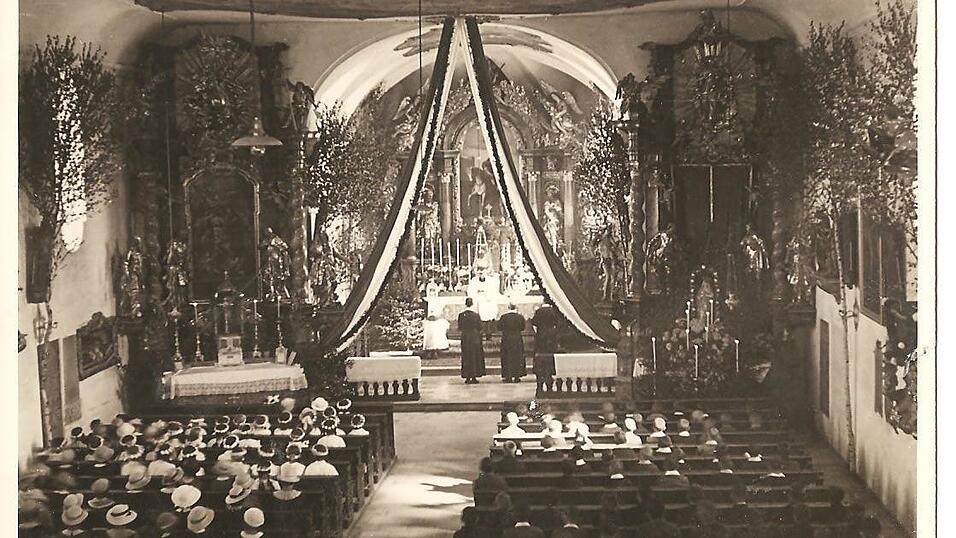 Historische Aufnahme einer Feier in der Pfarrkirche Laberweinting. Historische Aufnahme einer Feier in der Pfarrkirche Laberweinting.