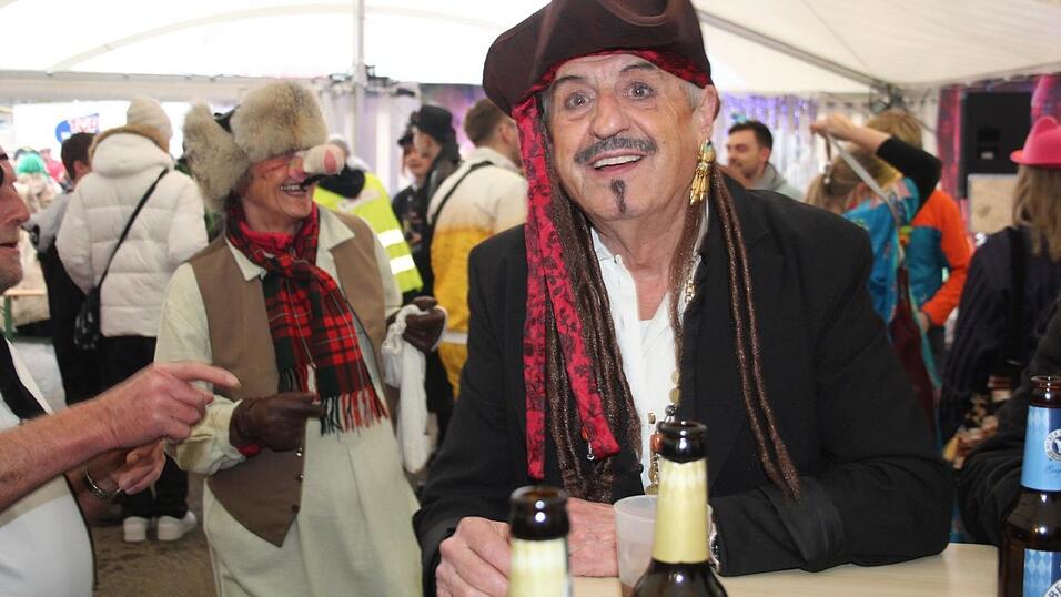 Viele Faschings-Fans haben sich am Samstag den Umzug in Langenbach angesehen. Viele Faschings-Fans haben sich am Samstag den Umzug in Langenbach angesehen.