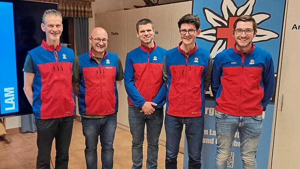 Bereitschaftsleiter Christian Kuchler mit seinem neuen 1. Stellvertreter Karl Weber und 2. Stellvertreter Andreas Bannies. Die Ressorts Naturschutz und Notfallmedizin haben mit Thomas Liebl und Lukas Moser (2.u.1.v.r.) neue Leiter.