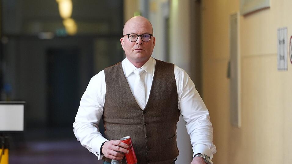 Sascha Böttner, Verteidiger eines angeklagten Israelis, auf dem Weg in den Gerichtssaal. Sascha Böttner, Verteidiger eines angeklagten Israelis, auf dem Weg in den Gerichtssaal.