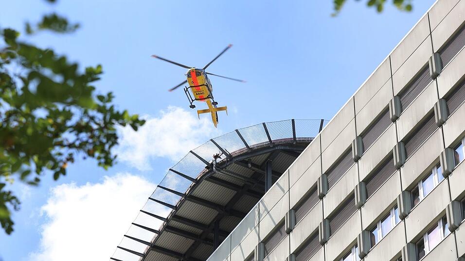 Der 71-Jährige wurde per Hubschrauber ins Krankenhaus geflogen. (Symbolbild) Der 71-Jährige wurde per Hubschrauber ins Krankenhaus geflogen. (Symbolbild)