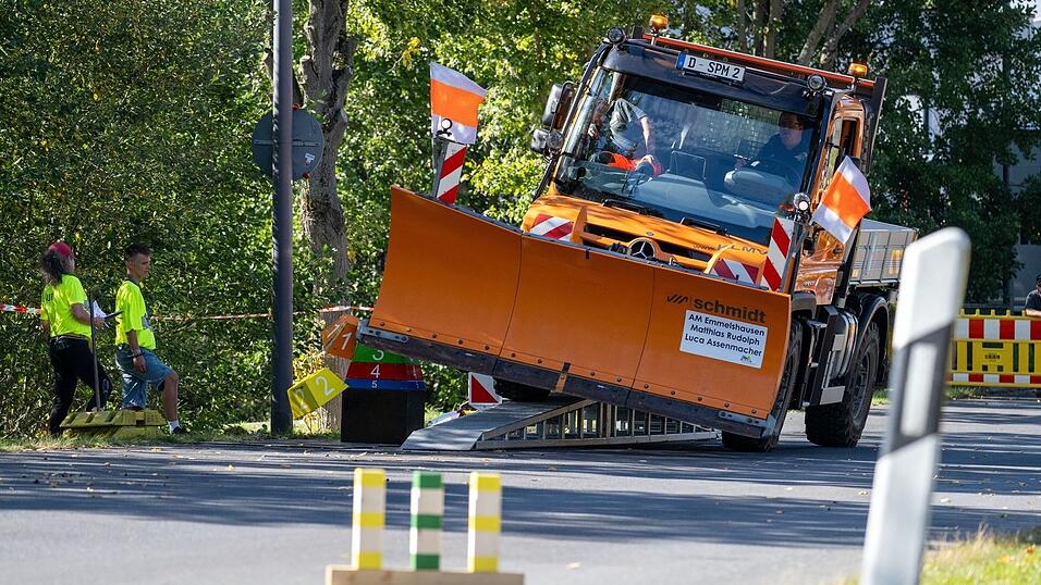 Gekonnt wird der Schneepflug über eine Rampe gesteuert.