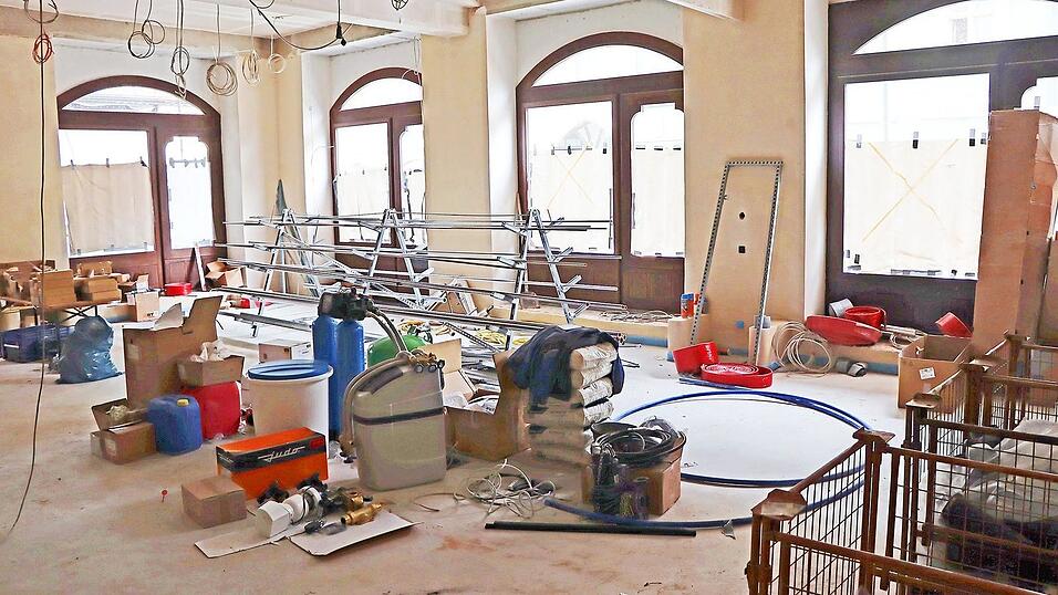 Noch fehlt das ein oder andere, aber die großzügige Struktur der künftigen Tourismus-Anlaufstelle am Rathaus-Eck ist schon zu erkennen. Daniela Bachmeier und Veronika Amann in den künftigen Räumen. - Das Provisorium in der Fraunhoferstraße wird Ende des Jahres passè sein. Noch fehlt das ein oder andere, aber die großzügige Struktur der künftigen Tourismus-Anlaufstelle am Rathaus-Eck ist schon zu erkennen. Daniela Bachmeier und Veronika Amann in den künftigen Räumen. - Das Provisorium in der Fraunhoferstraße wird Ende des Jahres passè sein.