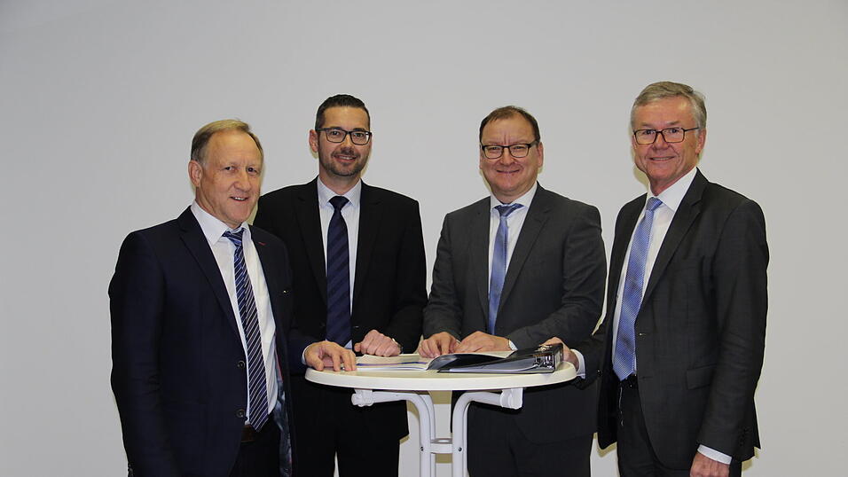 Die Vorst&auml;nde arbeiten an der Fusion ihrer beiden H&auml;user (v. l.): Josef Forstner und Thomas Maier von der Raiffeisenbank Aiglsbach sowie Florian Maier und Andreas Ehrmaier von der Raiffeisenbank Hallertau.
