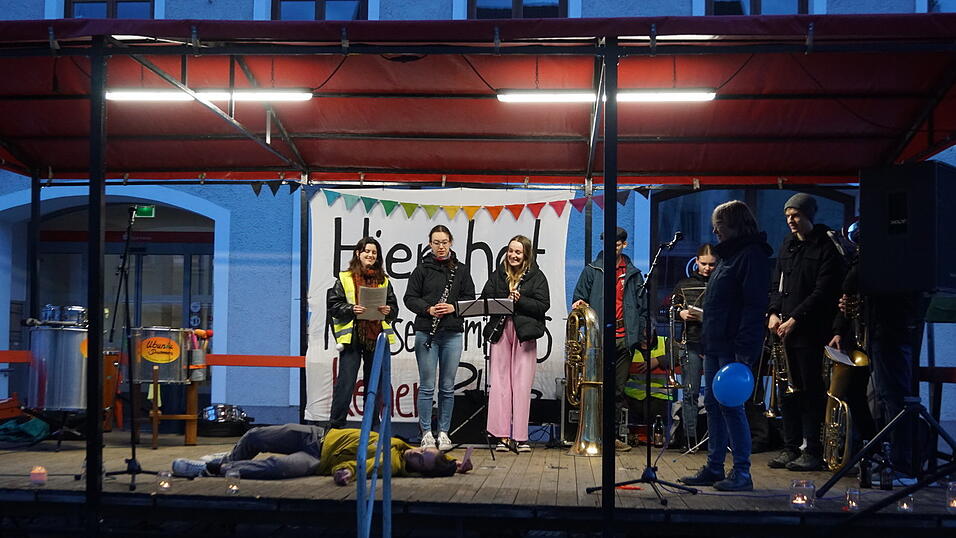 Privatleute sowie Vertreter von Kirchen und Vereinen waren mit dabei.&nbsp;