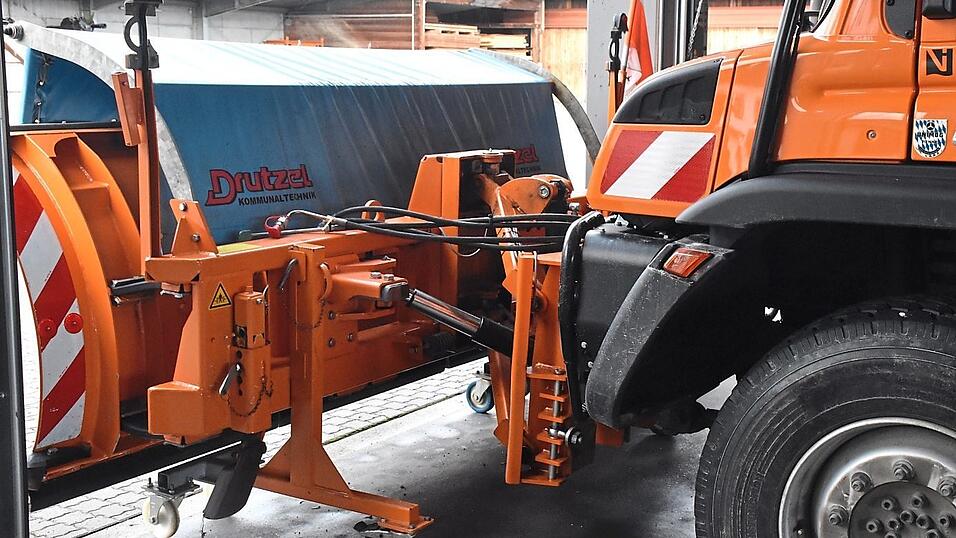 Mit dem 3 Meter breiten Schild werden Engstellen durch parkende Autos oftmals zur Herausforderung. Mit dem 3 Meter breiten Schild werden Engstellen durch parkende Autos oftmals zur Herausforderung.