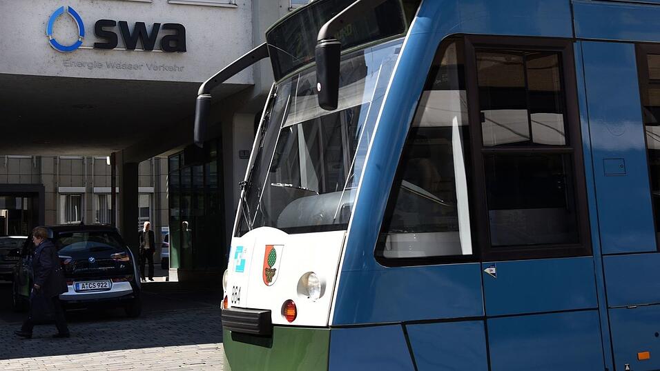 Die beiden Jugendlichen fuhren au&szlig;en an der Stra&szlig;enbahn mit. (Archvibild)