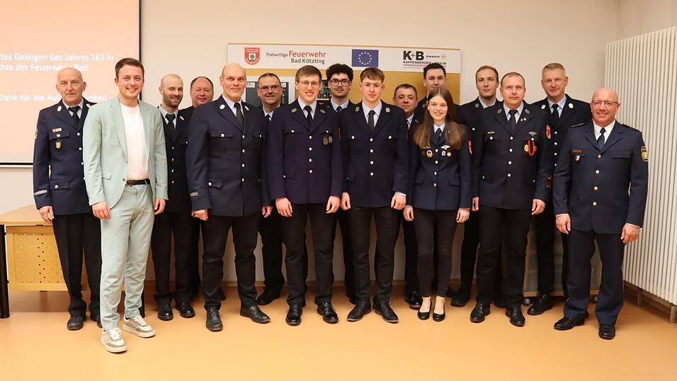 Mehrere Aktive wurden bef&ouml;rdert oder ob deren langj&auml;hriger Dienstzeit ausgezeichnet.