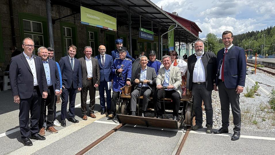 Gemeinsam konnten die deutschen und tschechischen Vertreter einen Bahnhof erkunden, der nicht mehr trennt, sondern verbindet. Gemeinsam konnten die deutschen und tschechischen Vertreter einen Bahnhof erkunden, der nicht mehr trennt, sondern verbindet.