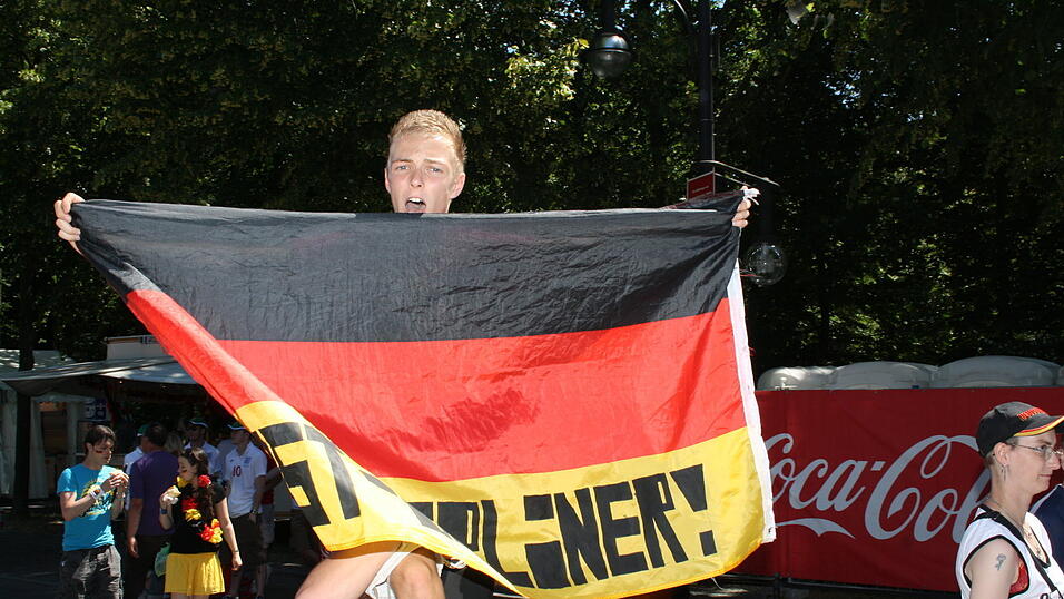 Christian Fertl war am Sonntag auf der Fanmeile in Berlin und erlebte dort das Achtelfinale gegen England auf Gro&szlig;leinwand.
