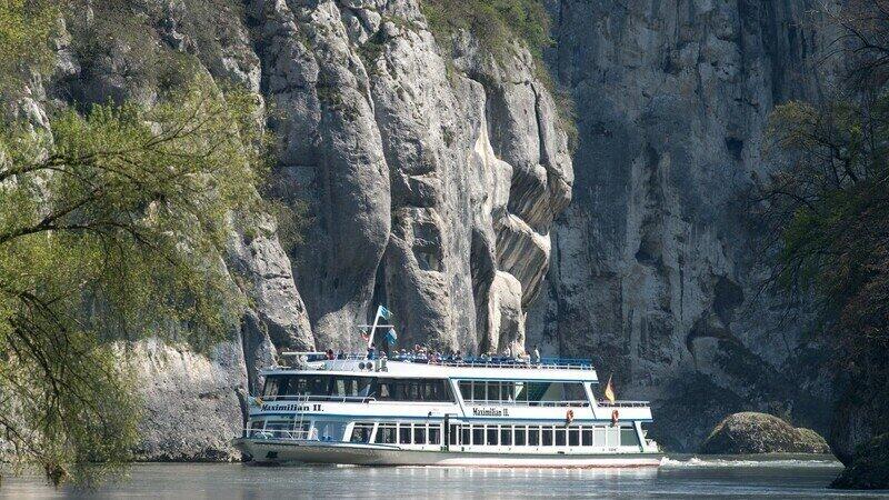 Ein Ausflugsschiff im Donaudurchbruch nahe Weltenburg. Ein Ausflugsschiff im Donaudurchbruch nahe Weltenburg.