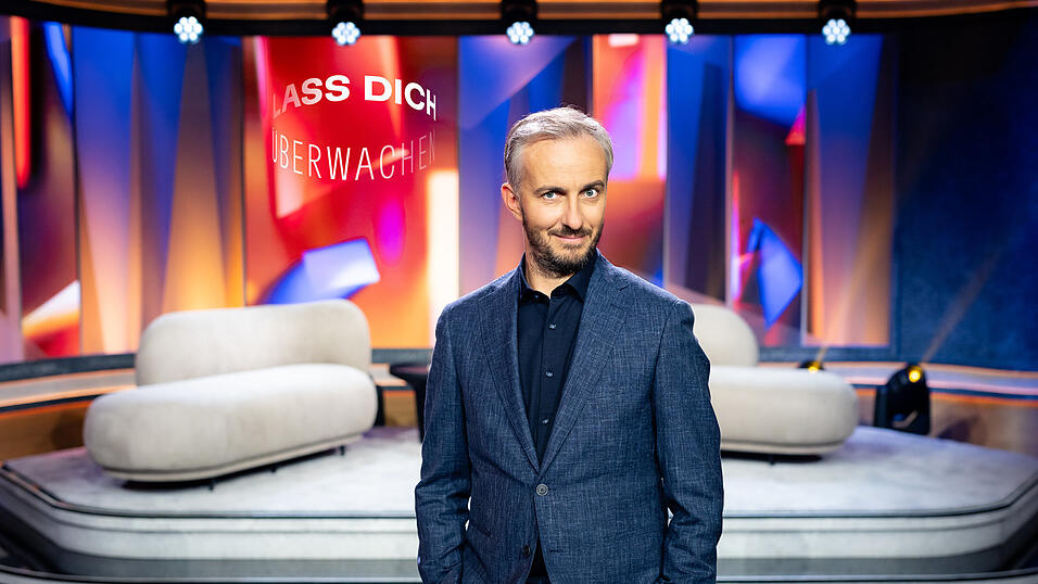 Wie immer auch ein wenig bissig: Moderator Jan Böhmermann in seiner Sendung „Lass dich überwachen!“.