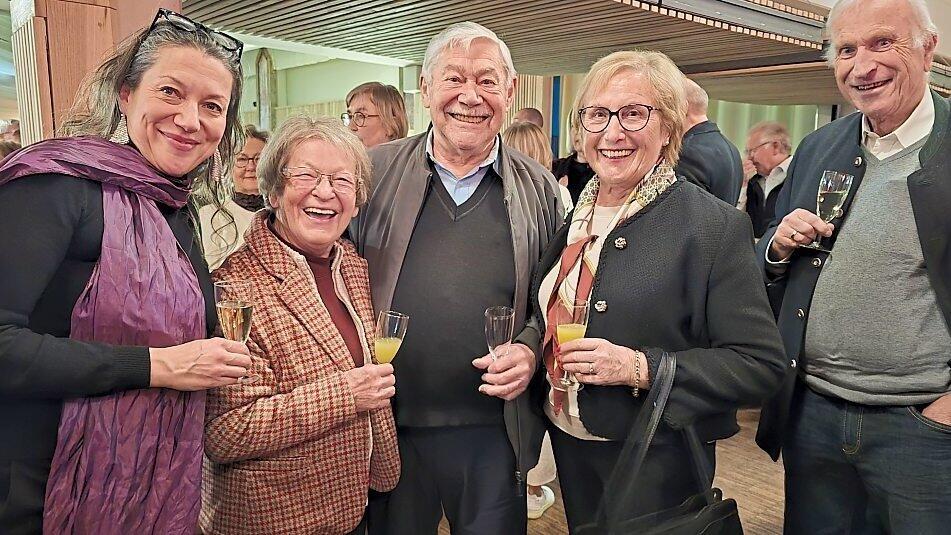 Bei einem Gl&auml;schen Sekt konnten sich die Besucher auf den H&ouml;rgenuss einstimmen.