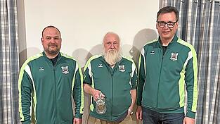 Kr&uuml;gerlgewinner Edwin Tutsch mit Sportleiter Markus H&ouml;lzl (li.) und Sch&uuml;tzenmeister Johann Huber.