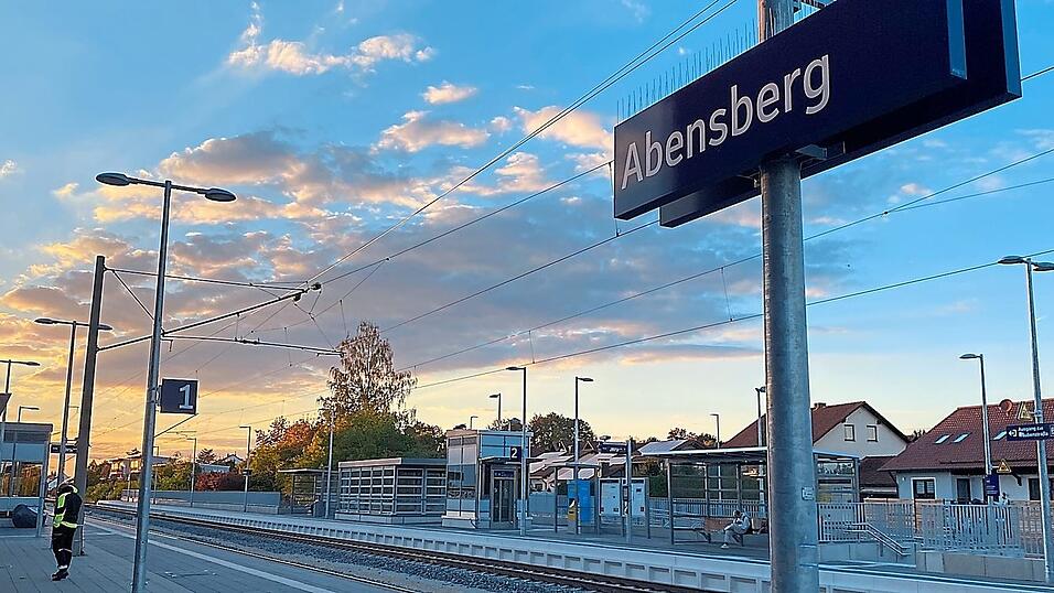 Ab dem 1. Januar 2028 gilt auf der Schiene zwischen Neustadt und Sinzing wieder der vom Landkreis Kelheim subventionierte RVV-Tarif. Die Studierenden profitieren jetzt schon vom neuen Semesterticket. Ab dem 1. Januar 2028 gilt auf der Schiene zwischen Neustadt und Sinzing wieder der vom Landkreis Kelheim subventionierte RVV-Tarif. Die Studierenden profitieren jetzt schon vom neuen Semesterticket.