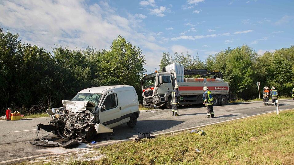Schwerer Unfall am Freitagmorgen bei Postau (Kreis Landshut). Dort kollidierte ein Auto auf der Gegenfahrbahn frontal mit einem Lastwagen.