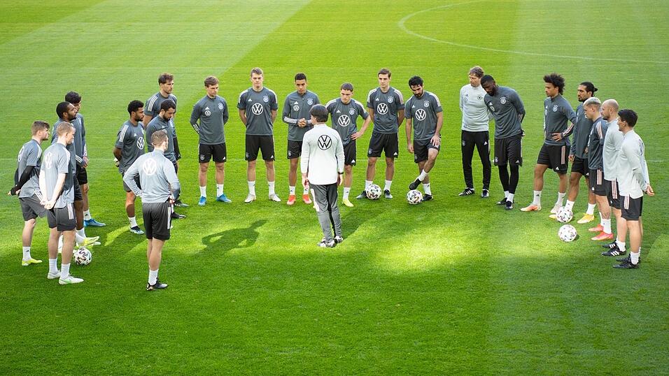 Bundestrainer Joachim Löw (M.) schwor das DFB-Team vor der WM-Qualifikation ein. Nun hat der Bundestrainer seinen Kader für die Europameisterschaft bekanntgegeben. Bundestrainer Joachim Löw (M.) schwor das DFB-Team vor der WM-Qualifikation ein. Nun hat der Bundestrainer seinen Kader für die Europameisterschaft bekanntgegeben.