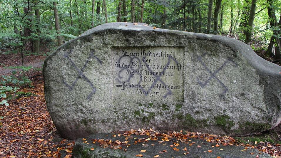 Mit drei Hakenkreuzen und der Zahl 88 hat ein Unbekannter den Schwedenstein auf dem Ludwigsberg gesch&auml;ndet.