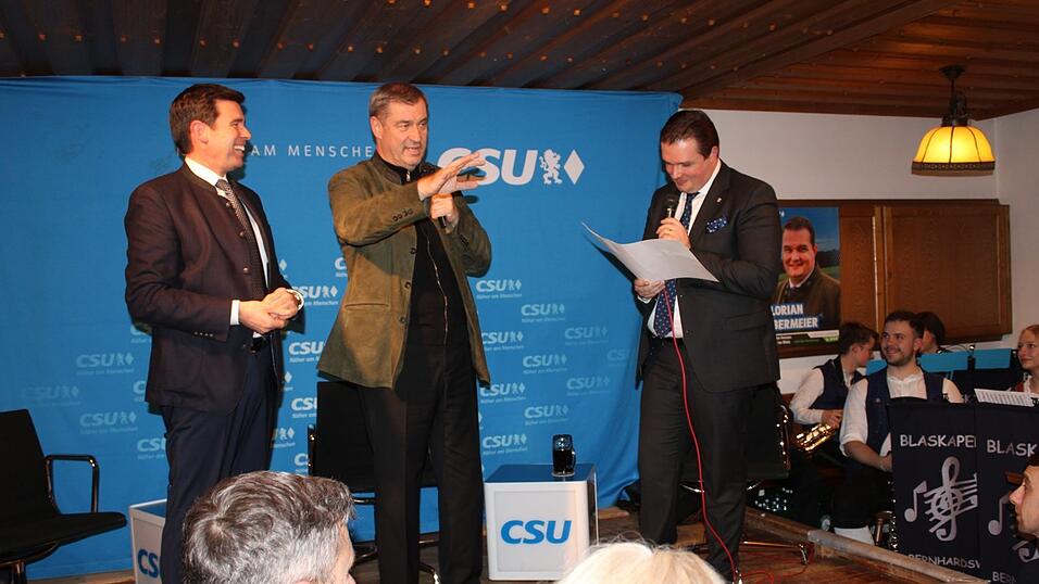 Ministerpr&auml;sident Markus S&ouml;der (Mitte) reiste nach Bernhardswald, um dem B&uuml;rgermeisterkandidaten Florian Obermeier (rechts) und den Landratskandidaten Patrick Grossmann im Wahlkampf zu unterst&uuml;tzen.